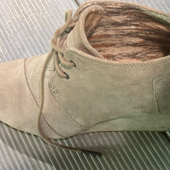 Super cute worn once toms with wedge - Picture 5 of 6